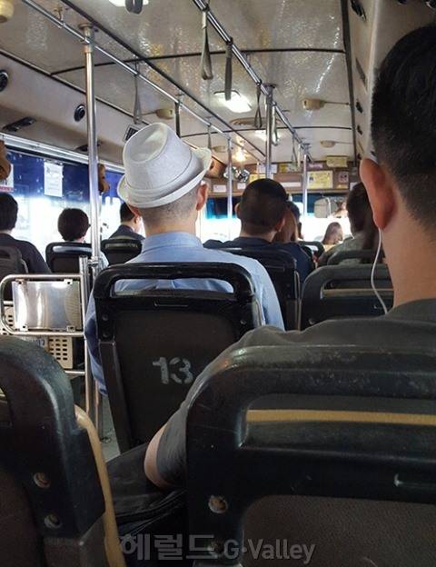 <A1버스>돈무앙 공항에서 짐을 보관 후, 짜뚜짝으로 가기 위해 A1 버스를 탔다. A1 버스는 현지인들도 이용하는 대중 버스다. 30바트.