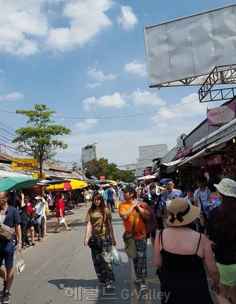 <짜뚜짝 시장> 짜뚜짝 시장 초입, 관광객들이 가장 적을 때 찍은 사진이다.