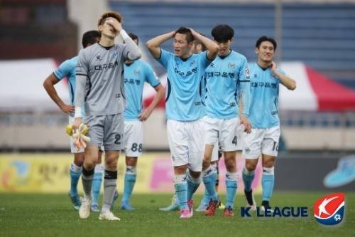 대구가 22일 대구스타디움에서 펼쳐진 부천과의 현대오일뱅크 K리그 챌린지 2015 정규리그 최종 라운드에서1-1 무승부를 거두며 리그 2위에 그쳤다. 대구는 수원FC, 서울이랜드와의 플레이오프를 통해 승격과 잔류를 판가름한다. 사진=한국프로축구연맹