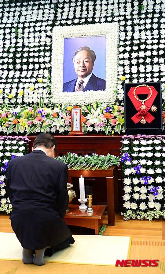 김영삼 전 대통령 빈소에 조문하는 고건 전 총리