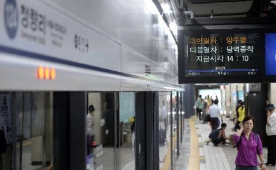 서울 지하철 1호선 제기동역과 청량리역 사이에서 전동차가 멈춰서 열차 운행이 멈췄다가 재개된 19일 오후 청량리역에서 승객들이 열차를 기다리고 있다./사진=뉴스1