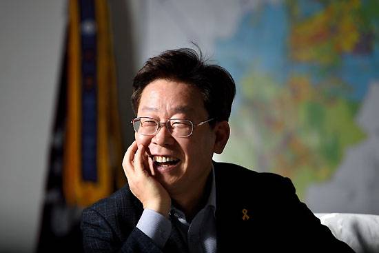 ⓒ시사IN 신선영 : 이재명 시장은 ‘결집형’이라는 야권의 기존 전략을 고수하는 몇 안 되는 정치인이다. 그는 “야당에 중도가 없어서 못 믿는 게 아니라 중심이 없어서 못 믿는다”라고 말했다.