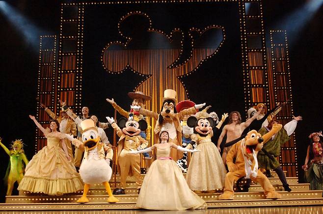 홍콩 디즈니랜드. 매일 오후  ©Use of Disney licensed materials is permitted by Hong Kong Disneyland under its agreement with Hana Tour