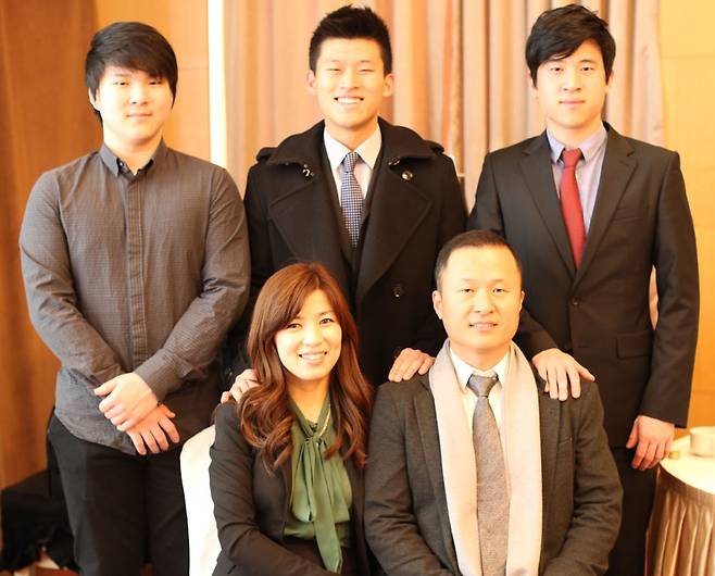 김 회장 부부와 세 아들. 윗줄 왼쪽부터 막내 태훈, 첫째 태송, 둘째 태준.