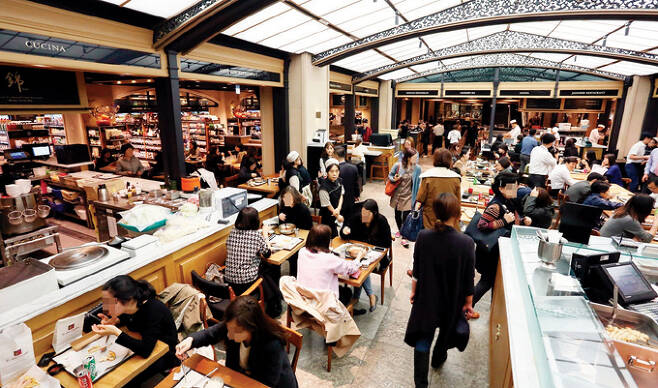갤러리아백화점 명품관이 2012년 선보인 식품관 ‘고메이494’. 한 장소에서 세계 각국의 다양한 식문화를 만나는 콘셉트다.