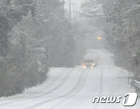 제주 한라산을 가로지르는 1100도로가 밤사이 쌓인 눈이 빙판길을 이루고 있다. 뉴스1 © News1 이석형 기자