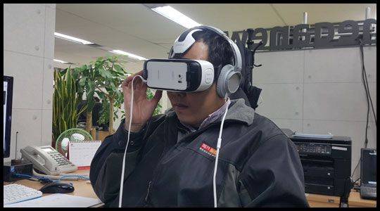 기어VR을 체험하는 동료 후배 기자