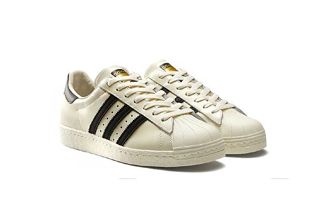 80년대 스트리트 패션의 상징인 삼선 스트라이프 운동화 아디다스 ‘슈퍼스타’. 올해 ‘80s 빈티지 디럭스’ 모델을 재출시했다.