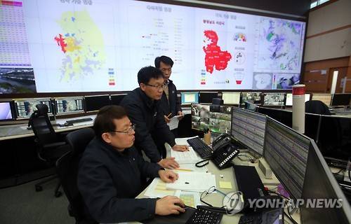 가뭄 체계적 관리…국가가뭄정보분석센터 첫 개소     (대전=연합뉴스) 양영석 기자 =  가뭄 관련 정보를 분석해 국가 및 관련 기관의 정책결정에 필요한 통합 물 정보를 제공하는 국가가뭄분석정보센터가 27일 대전 수자원공사에서 문을 열었다. 관계자들이 전국 수자원 정보를 살펴보고 있다. 2015.11.27     youngs@yna.co.kr