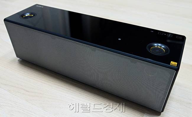 소니 SRS-X99는 지난해 출시된 SRS-X9의 후속모델로, S-마스터 HX와 LDAC 코덱 등 고음질 재생이 가능한 블루투스 스피커다. 유선을 통한 사운드바 역할은 물론, 모바일과 PC 등 다양한 연결모드를 지원한다.