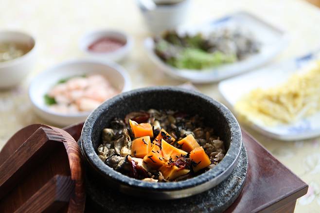 바다의 영양을 가득 담은 돌꽃먹거리 석화정의 굴솥밥.