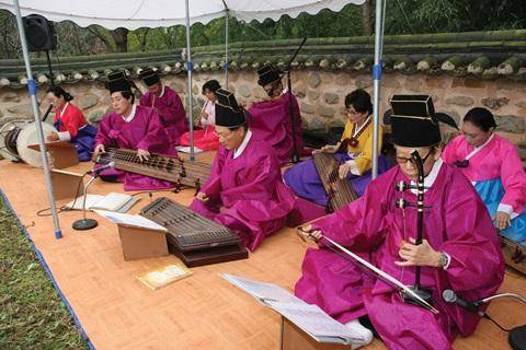 [월간산]정읍사문화제 채수의례를 하는 동안 궁중음악인 수제천으로 분위기를 돋운다.