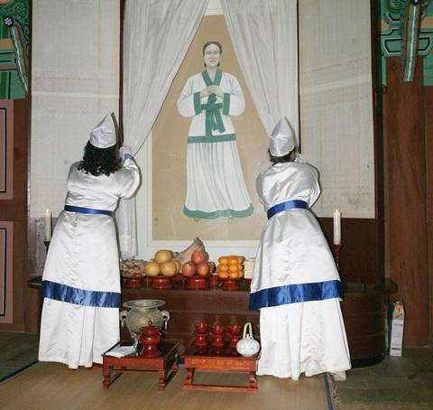 [월간산]정읍사에 나오는 백제여인의 영정 앞에서 제례 준비를 하고 있다.