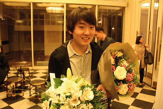 ⓒ연합뉴스 : 11월7일 조성진씨가 프랑스 파리 공연 후 팬들로부터 꽃다발을 받았다.