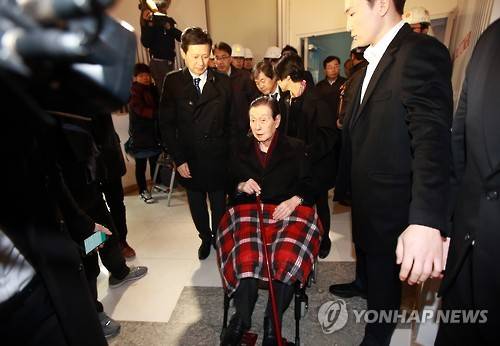 휠체어에 탄 신격호 롯데그룹 총괄회장이 지난 12월 1일 서울 송파구 잠실 롯데월드타워(제2롯데월드) 공사현장을 방문한 후 신동주 전 일본롯데홀딩스 부회장과 차로 향하는 모습. <<연합뉴스 자료사진>>