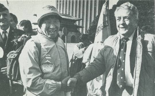 고 정주영 전 전국경제인연합회 회장이 지난 1982년 개최된 한-미 수교 100주년 기념 등산대회에서 워커 당시 주한 미국대사와 악수하며 환하게 웃고 있다. ⓒ전국경제인연합회