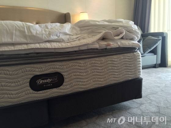 서울신라호텔, 포시즌스서울과 함께 시몬스 뷰티레스트 프리모를 채택하고 있는 3호텔 가운데 하나다. 프리미엄 구스다운 패드 프라우덴을 추가해 더 안락하다/사진=이지혜 기자