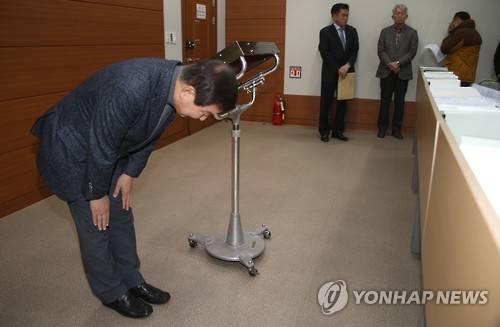 고개 숙인 박대동 의원     (울산=연합뉴스) 이상현 기자 = 새누리당 박대동 의원(울산 북구)이 7일 울산시의회 프레스센터에서 '비서관 월급 상납 강요' 논란과 관련 기자회견을 열고 "경위가 어떻든 시민 여러분께 심려를 끼쳐드려 사과드린다"며 고개를 숙이고 있다.