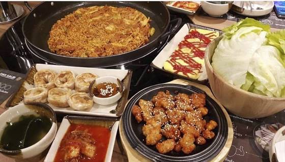 고추장·된장에서 나오는 한국 찌개의 얼큰한 맛이 태국 외식시장을 흔들고 있다. 태국 수도 방콕 도심의 한 한국음식 전문점에서 선보이는 한국음식. /유진우 기자