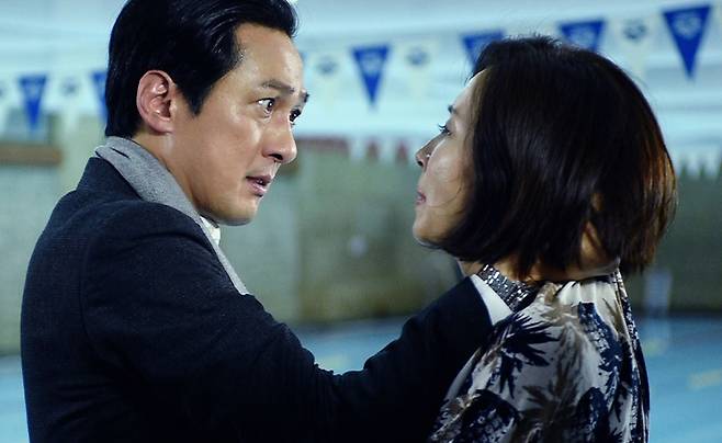 ‘내딸 금사월’에서 ‘악의 축’인 강만후(손창민·왼쪽)와 그에 대한 복수 일념으로 사는 신득예(전인화). 부부 사이다.  [사진 MBC·화면 캡처]