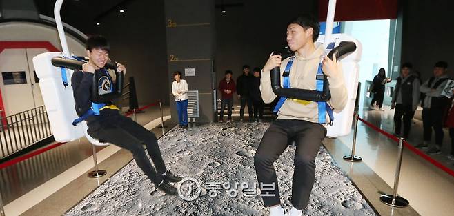 8일 국립부산과학관에 마련된 달 중력 체험장에서 학생들이 월면 걷기 체험을 하고 있다. [송봉근 기자]