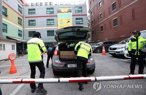 조계사는 검문검색 중     (서울=연합뉴스) 서명곤 기자 = 9일 오전 한상균 민주노총 위원장이 24일째 피신 중인 서울 종로구 조계사 관음전 앞에서 경찰들이 검문검색을 하고 있다. 경찰은 8일 한 위원장에게 "9일 오후 4시까지 자진출석하지 않으면 조계사에 들어가 체포하겠다"는 '최후통첩'을 했다.