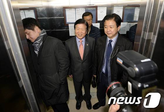 새정치민주연합 박병석, 원혜영, 노웅래 의원이 12일 밤 안철수 의원 탈당을 막기 위한 호소문을 전달하기 위해 서울 노원구 안 의원 자택을 방문하고 있다. 2015.12.13/뉴스1 © News1 안은나 기자