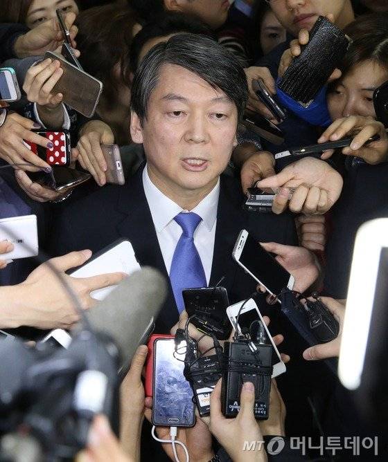 당 혁신과 지도체제 개편 문제 등을 놓고 문재인 대표와 갈등을 빚어온 새정치민주연합 안철수 전 공동대표가 13일 서울 여의도 국회 정론관에서 열린 기자회견에서 탈당을 공식 선언한 뒤 취재진의 질문에 답하고 있다. 안 전 대표는 이 자리에서 "안에서 도저히 안된다면 밖에서라도 강한 충격으로 변화를 이끌어내야 한다. 한 치 앞도 내다볼 수 없는 캄캄한 절벽 앞에 지금 제가 선택할 수 있는 가장 어려운 길로 나가려고 한다"며 "정권교체를 이룰 수 있는 정치세력을 만들기 위해 모든 일을 다 할 것이다"고 밝혔다. 2015.12.13/뉴스1  <저작권자 © 뉴스1코리아, 무단전재 및 재배포 금지>