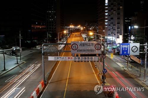 폐쇄된 서울역 고가     (서울=연합뉴스) 이재희 기자 = 서울역 고가가 안전 문제로 13일 0시에 완전히 폐쇄되고 차량 통행이 통제됐다. 2015.12.13     scape@yna.co.kr