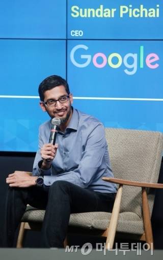 순다 피차이 구글 CEO가 15일 오후 서울 강남구 대치동 구글 캠퍼스 서울에서 열린 '파이어사이드 챗' 행사에서 인사말을 하고 있다./사진=김창현 기자