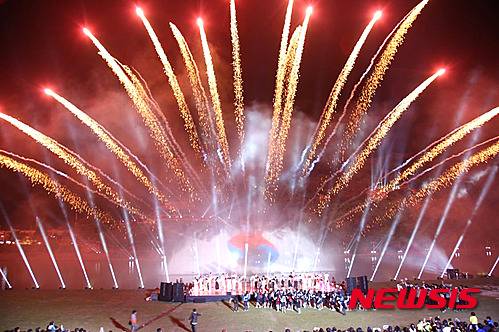 【밀양=뉴시스】안지율 기자 = 경남 밀양시는 15일 2016년 5월 개최 예정인 밀양아리랑대축제 기획공연 '밀양강 오딧세이' 시민배우 500명을 공개 모집한다. 사진은 지난해 밀양강 오딧세이 공연. 2015.12.15. (사진=밀양시 제공) photo@newsis.com