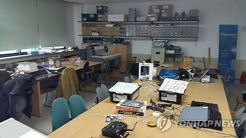 컴퓨터 없는 '컴퓨터 아케이드실'    (전주=연합뉴스) 백도인 기자 = 수업료를 월 100만원 넘게 받는 '컴퓨터' 관련 학교인데도 학생들을 위한 컴퓨터 한 대 제대로 갖추지 않고 있는 전북지역 모 자율형 고교의 컴퓨터 아케이드실. 책상 위의 노트북은 학생들이 개인적으로 구입한 것이다. 아케이드실은 게임을 만드는 실습실이다.