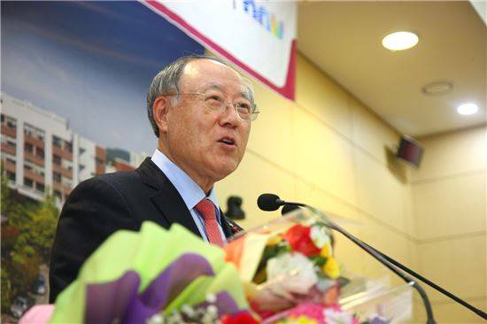 김형태 총장이 본인의 저서 출판기념회 날 대학 교수 및 임직원들에게 인사말을 전하고 있다. 한남대 제공