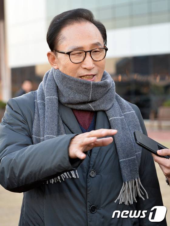 이명박 전 대통령이 17일 오후 경기도 여주시 한강문화관에서 취재진들의 질문에 답하고 있다.  © News1 이재명 기자