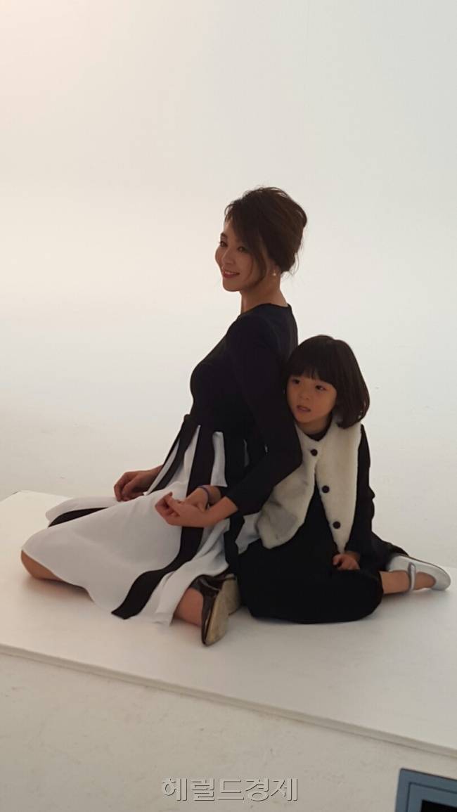 야노 시호와 추사랑 모녀가 한일 최초로 동반 광고촬영을 진행했다. 아파트 브랜드 ‘센트럴 웰가’ 촬영 현장에서 두 사람은 블랙과 화이트의 의상을 맞춰있고 화목한 가족의 모습을 선보였다.
