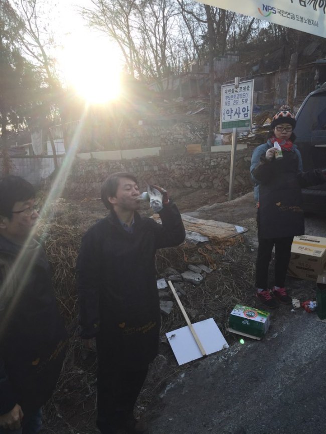 봉사활동이 끝날 무렵 주민이 건내준 베지밀을 마시고 있는 무소속 안철수 의원