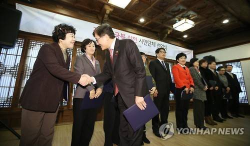 저출산 극복 시민단체 대표 만난 정진엽 장관     (서울=연합뉴스) 안정원 기자 = 정진엽 보건복지부장관이 17일 서울 중구 한국의 집에서 열린 '저출산 극복 시민단체 선언식'에서  시민단체 대표 등과 인사하고 있다.