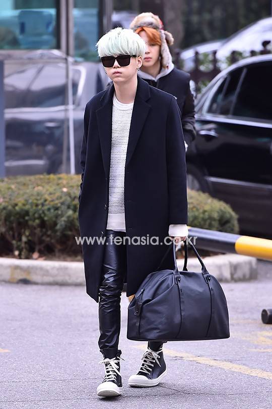 방탄소년단 슈가가 리허설을 위해 스튜디오로 향하고 있다. (뮤직뱅크 출근길)
