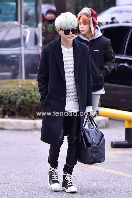 방탄소년단 슈가가 리허설을 위해 스튜디오로 향하고 있다. (뮤직뱅크 출근길)