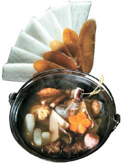 맛과 향이 한층 깊어지는 뜨거운 사케에는 어란(위)과 간사이 어묵전골(아래)처럼 입안에 감칠맛이 오래 남는 안주를 곁들이는 게 좋다.