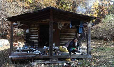 [월간산]구학산 자락의 직접 지은 나무집