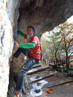 [월간산]수술 전까지 프로젝트 등반을 했던 ‘형수2’에 올라 환하게 웃음 짓는 민경국씨.