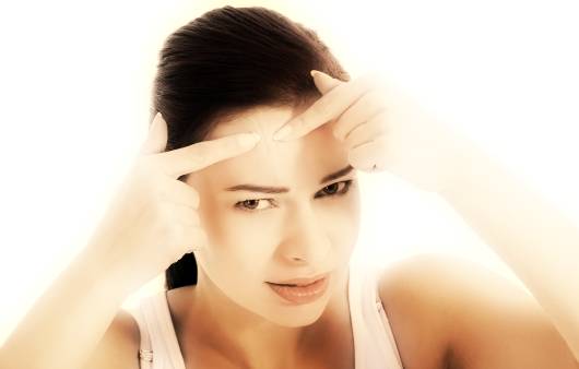 이마 여드름을 짜는 여성