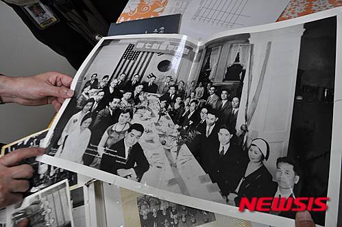 【뉴욕=뉴시스】노창현 특파원 = 대한인국민회(大韓人國民會, Korean National Association)는 1909년 미국 샌프란시스코에서 박용만, 이승만, 안창호 등에 의해 창설된 단체로 미국내에서 한인들이 독립운동을 벌이며 외교와 행정업무를 하는 등 사실상의 정부 기능을 수행했고 상해 임시정부가 설립되는데 결정적인 역할을 맡은 사실이 23일 뉴욕한인교회 사료발굴을 통해 밝혀졌다. 사진은 1934년 6월4일 뉴욕에서 한인지도자들과 유학생들이 참석한 제7회 동부대회에 참석한 모습. 1922015.12.23. <사진=Newsroh.com 제공>   robin@newsis.com