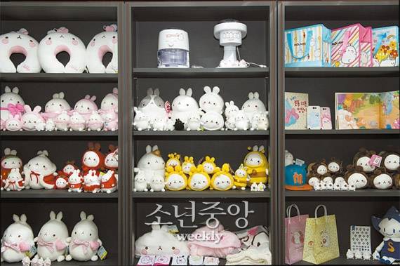 인형·생활용품·학용품 등으로도 만나볼 수 있는 몰랑 캐릭터.