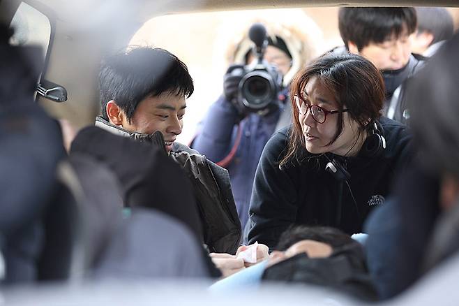 영화 '특종 : 량첸살인기'의 노덕 감독과 조정석 배우 스틸컷