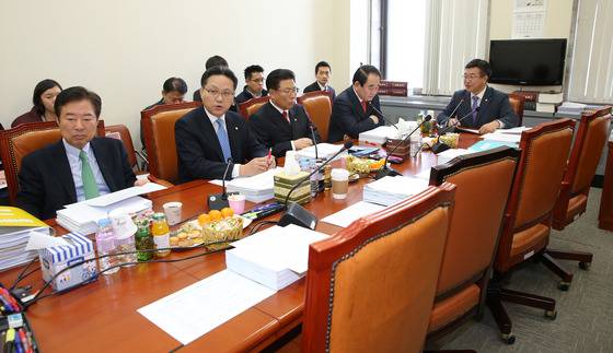 12월 9일 오전 서울 여의도 국회에서 윤호중 소위원장 주재로 열린 기획재정위원회 경제제정소위원회에서 야당 의원들의 자리가 비어 있다./사진=뉴스1