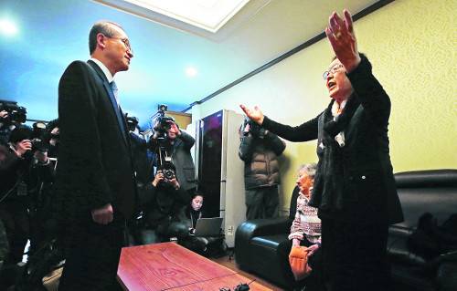 일본군 위안부 피해자 이용수 할머니(오른쪽)가 29일 서울 마포구 한국정신대문제대책협의회 쉼터 ‘평화의 우리집’에서 임성남 외교부 1차관을 향해 두 손을 들어 항의하고 있다. 외교부는 임 차관을 ‘평화의 우리집’, 조태열 2차관을 경기도 광주 ‘나눔의 집’으로 보내 한·일 외교장관회담 결과를 설명했다. 할머니들은 “우리를 왜 두 번씩 죽이느냐”며 거세게 반발했다. 구성찬 기자