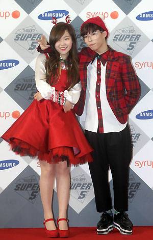 ⓒ연합뉴스 : 악동뮤지션 이수현양(왼쪽)과 이찬혁군. 이들은 오디션 프로그램으로 데뷔해 YG엔터테인먼트와 계약했다.