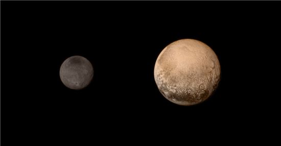 뉴 호라이즌스호가 촬영한 명왕성(오른쪽)과 가장 큰 위성인 카론/사진=NASA